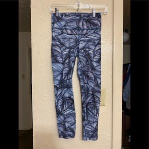 LULULEMON SKETCH LEAF DESIGN Crop size 4 leggings